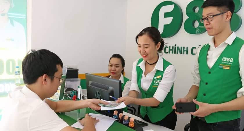 nhân viên tư vấn vay tiền f88 bằng đăng ký xe nhiệt tình, năng nổ